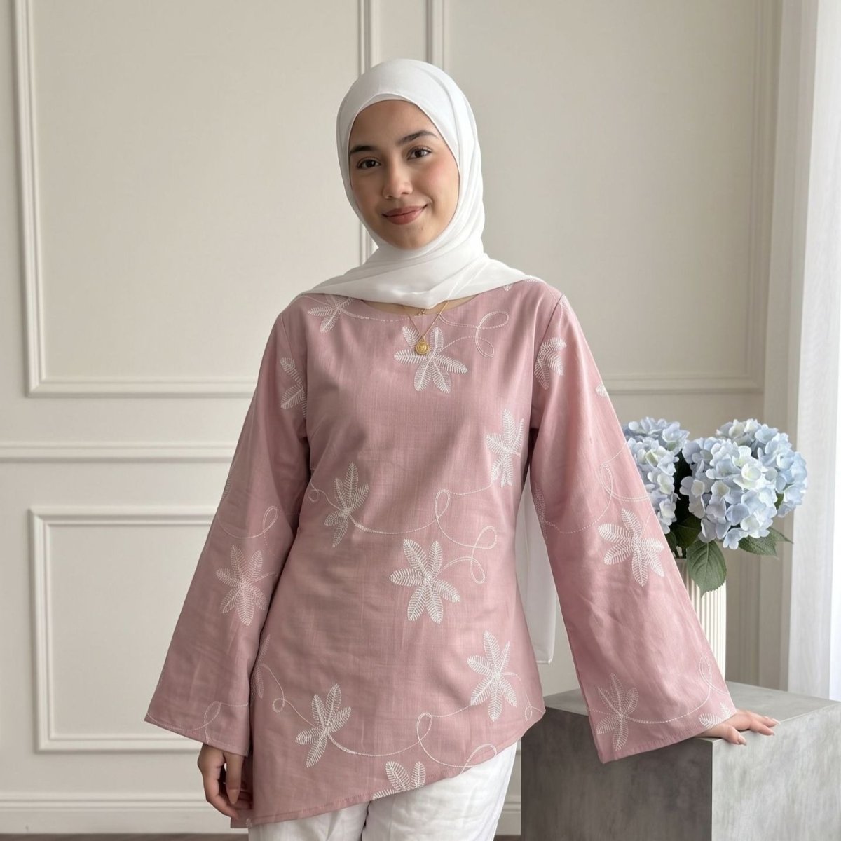 Asymmetric diagonal hem of the leaf floral embroidered modest top