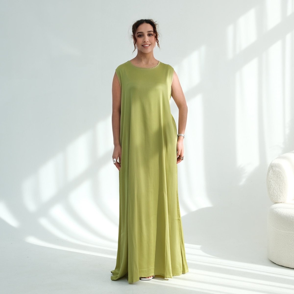 Plus-size friendly sleeveless abaya in solid colour with flowing silhouette